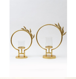 Lanterne cylindrique dorée haute avec un élégant motif en treillis ovale et une cheminée en verre. Disponible aux prix de gros. - Product Image 2