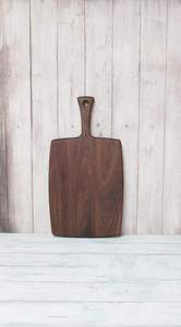 Planche à découper rectangulaire en résine avec poignée et trou de suspension, faite à la main, écologique, épaisseur 1,5 cm, passe au lave-vaisselle - Product Image 3