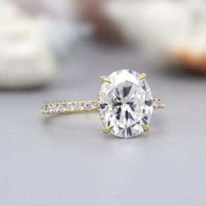 3.08 tcw แหวนหมั้นเพชรโมอิสทรงรี14K สีเหลืองทองพร้อมรัศมีที่ซ่อนอยู่ชุดก้ามจับแบบมีง่ามสไตล์งานแต่งงาน - Product Image 4