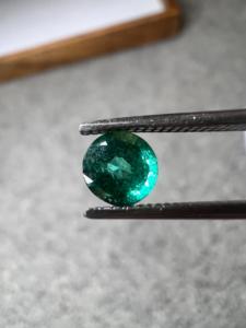 Émeraude naturelle de Zambie 0,58 ct, ronde, facettée, pierre précieuse verte, pour bague sur mesure, pendentif et bijoux de luxe - Product Image 1