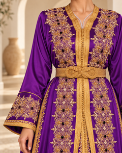 Caftán Marroquí Elegante de Terciopelo Color Ciruela Real con Bordado de Oro y Perlas, Puños Acampanados y Cinturón con Nudo Dorado para Fiestas - Product Image 6