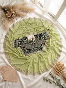 ผ้าซารีจอร์เจตต์สีเขียวอ่อน พร้อมเสื้อปักลายสีเขียวเข้ม และกระเป๋าปอทลี สำหรับงานแต่งงาน งานเลี้ยงเจ้าสาว สินค้าขายดี - Product Image 3