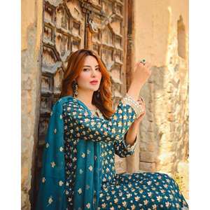 ชุดเสื้อผ้าอินเดียและปากีสถานสำหรับงานปาร์ตี้ ประกอบด้วยเสื้อ กระโปรง และผ้าคลุมไหล่ - Product Image 6