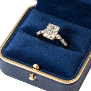 Bague de fiançailles en or massif 10K 14K 18K avec diamant de laboratoire taille émeraude et marquise, design de joaillerie fine, certifiée IGI, couleur E VVS - Product Image 1