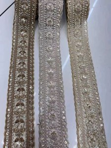 ริบบิ้นลูกไม้ปักลายดอกไม้แบบสแกลลอป ดีไซน์หรูหรา เป็นมิตรกับสิ่งแวดล้อม ผลิตจากโพลีเอสเตอร์ 100% ประดับเลื่อมและมุก เหมาะสำหรับชุดเจ้าสาว ชุดพื้นเมือง และผ้าส่าหรี - Product Image 3