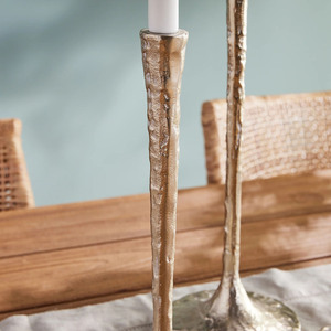 Élégant ensemble de trois chandeliers coniques en argent métallisé texturé, de différentes hauteurs, parfaits pour un style d'intérieur minimaliste - Product Image 5