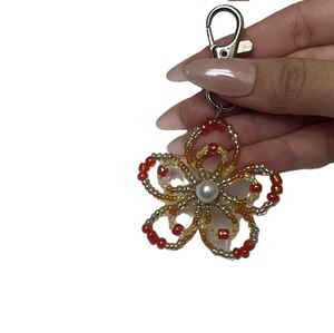 Porte-clés de Noël artisanal en perles de rocaille MULTI CRAFT, écologique, décoratif, personnalisable, avec sangle brodée, élégant, durable et léger - Product Image 1