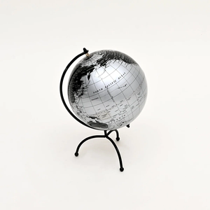 Elegante globo terráqueo decorativo de metal de inspiración vintage, perfecto como centro de mesa o decoración para estantería u oficina. - Product Image 6