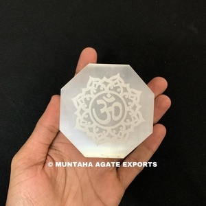 Plaque de sélénite blanche en gros gravée avec amour plaque de charge en sélénite de guérison polie forme ronde personnalisée - Product Image 5