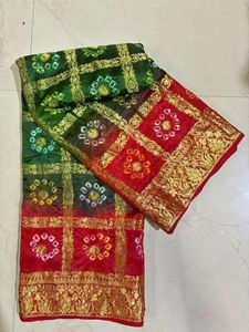 Sari de Seda Artística Rajasthani de Diseño, Sari Bandhani Hecho a Mano con Estampado Bandhani, con Pallu y Borde Elegantes - Product Image 2