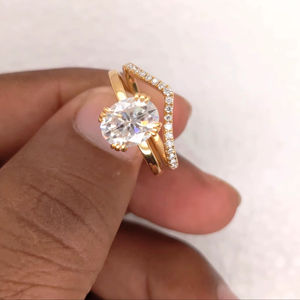 Lurba Jewels - Conjunto de Anillos de Compromiso y Boda Cristianos con Moissanita Ovalada de 2 Quilates, Oro Amarillo Sólido de 14k, Engaste de Garras, Diseño Moderno - Product Image 1