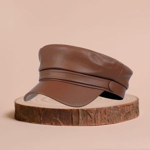 Chapeau en cuir fait main avec de fines coutures pour une qualité artisanale, un style tendance et une longue durée de vie - Product Image 1