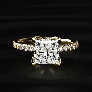 Nouvelle conception Bague Princesse et Solitaire à taille ronde avec bande pavée, Bague Solitaire en Diamant de laboratoire en Or Jaune 18 carats - Product Image 1