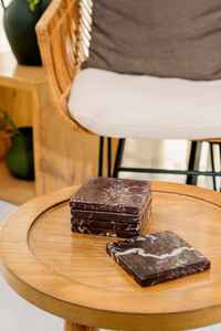 Ensemble de cinq sous-verres en marbre zèbre rouge, faits à la main, en pierre naturelle, carrés, pour la décoration de la maison - Product Image 4