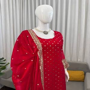 Traje de Kurta y Pantalón de Seda de Diseño VASTRA COTTAGE con Intrincado Trabajo de Hilo y Lentejuelas y Dupatta a Juego para Fiestas y Bodas - Product Image 2