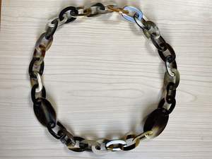 Collar de Lujo con Diseño de Cuerno y Acabado Pulido, Ideal para Atuendos de Diseñador y Presentación de Accesorios Premium - Product Image 5