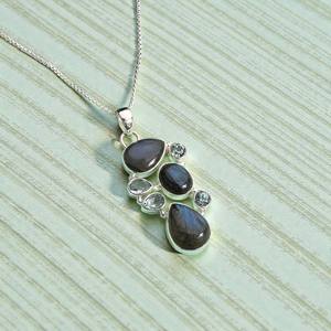 จี้หินลาบราดอไรต์ธรรมชาติและบลูโทแพซแบบหลายเม็ด ประดับเงินแท้ 925 ดีไซน์เฉพาะตัว ฝังแบบ Bezel - Product Image 2