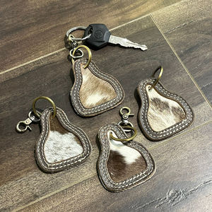 Porte-clés en cuir de vachette à poils de luxe personnalisé Mini porte-clés personnalisé Porte-clés de forme unique en cuir véritable de haute qualité - Product Image 4