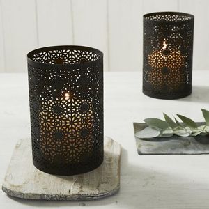 Portavelas de metal premium que añaden un encanto refinado, una luz suave y un toque artístico a la decoración moderna y tradicional. - Product Image 1