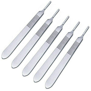 Empuñadura de bisturí de acero inoxidable diseñada para un rendimiento consistente en hospitales, laboratorios y accesorios quirúrgicos de entrenamiento - Product Image 1
