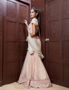 Lehenga Choli en soie et crêpe brodés de rose avec dupatta vert menthe pour mariage - Product Image 1