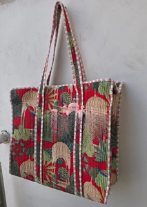 Bolso Tote Acolchado de Algodón con Estampado de Jardín Mughal Indio Hecho a Mano para Mujer, Bolso de Hombro Rojo con Estampado de Bloques Premium y Cierre de Cremallera - Product Image 6