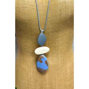 Collier en résine artisanal pour tous les jours avec un design de pendentif élégant, accessoires de mode légers en cristal avec une finition lisse - Product Image 4