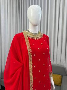 ชุดชาราร่าผ้าจอร์เจตต์สีแดงสำหรับผู้หญิง ชุดสัลวาร์ คามีซ ปักลายพร้อมพู่ห้อย เหมาะสำหรับงานปาร์ตี้และงานแต่งงาน - Product Image 3