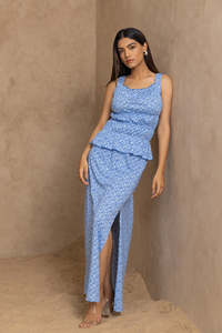 Robe longue d'été décontractée en mousseline de soie à imprimé floral bleu, bretelles spaghetti, fente haute, coupe évasée style bohème - Product Image 3