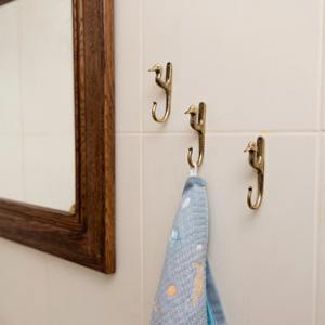 Gancho de pared con forma de cabeza de pájaro, acabado en latón dorado, elegante organizador de baño, perfecto para toallas, batas y accesorios, de la India. - Product Image 2