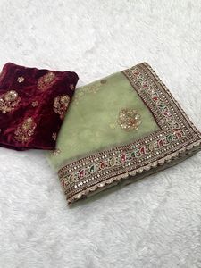 Sari en organza de soie avec broderie à fils multiples, dentelle et sequins, motif Butti sur toute la surface, et chemisier en velours richement brodé - Product Image 3
