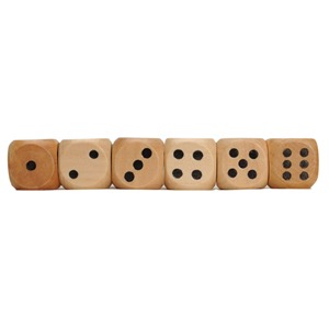 Décoration de table en bois sculpté de forme carrée en matériau naturel, dés à numéros gravés, coins lisses, pièces de jeu pour l'utilisation - Product Image 1