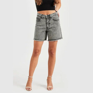 Shorts en jean délavé taille haute avec ourlet effiloché, style cinq poches, fermeture boutonnée, tenue décontractée - Product Image 3