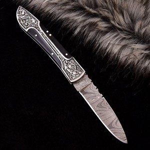 Navaja Plegable Hecha a Mano con Mango de Madera Grabado y Hoja de Acero de Damasco para Camping, Supervivencia, Uso Diario y Cocina - Product Image 2