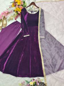 Ensemble prêt-à-porter entièrement cousu en velours de viscose avec broderie de designer et dentelle miroir véritable, comprenant un haut, une jupe et un dupatta. - Product Image 3