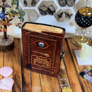 Livre de sorts en cuir Hocus Pocus - Grimoire 3D avec œil - Journal en papier vintage à bords festonnés - Product Image 5
