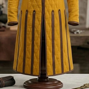 Gambeson matelassé jaune médiéval avec garnitures en cuir, veste en coton rembourrée, costume de la Renaissance, manteau, vente en gros, fabricant OEM - Product Image 4