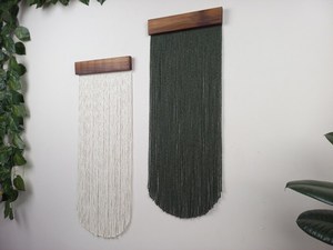 Décoration murale bohème en bois fait main avec franges à pompons, tons terre naturels, forme irrégulière, tapis en tissu - Product Image 4