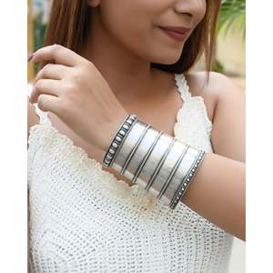 Bracelet fin en argent tribal Meera Jaipur avec fermoir sécurisé - Bracelets en argent tribal élégants - Product Image 1