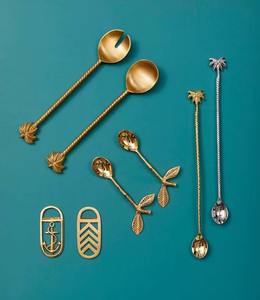 Ensemble de couverts anciens reflétant un goût moderne et une qualité intemporelle, finition chaleureuse ajoutant une douce lueur à la table. - Product Image 1