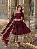 Robe de mariée indienne et pakistanaise de luxe en georgette de soie bordeaux, broderie Zari dorée lourde, longueur ras du sol, coupe évasée