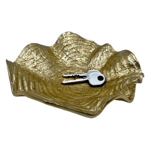 Cuenco de metal dorado hecho a mano con textura agrietada, moderno y decorativo para la decoración de la mesa. - Product Image 1