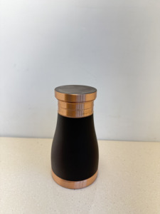 Botella de Agua de Cobre Puro Negro Mate Premium, Botella Minimalista de Dos Tonos, Botella Matka con Tapa Plana a Prueba de Fugas - Product Image 1