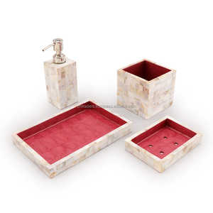 Ensemble d'accessoires de salle de bain en nacre de couleur personnalisée de qualité supérieure, quatre pièces, avec garniture dorée et organisateur de coiffeuse pour offrir en cadeau - Product Image 1