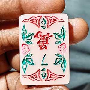 Pendentif en résine fait main motif Mahjong avec décor floral rose, rouge, vert, peint à la main, art populaire, objet de collection, décoration artisanale - Product Image 4