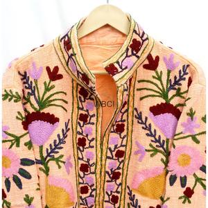 Veste courte matelassée en coton doux tricotée à la main avec broderie Suzani TNT pour femmes, idéale pour les sorties et les fêtes ethniques - Product Image 6