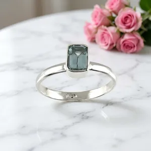 Bague en argent 925 avec topaze bleue taille émeraude, sertie clos, minimaliste, géométrique, pour femme, à porter au quotidien - Product Image 4
