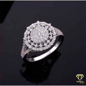 Bague cocktail de luxe en argent sterling 925 avec cluster de diamants moissanite, centre rond surélevé et détails de pierres brillantes - Product Image 3