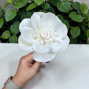 VADEE Craft Fleurs artisanales durables en bois de camélia blanc, taille 8,5 cm, avec tige en fibre de plantes de Sésbanie, modèle Thaïlande - Product Image 4