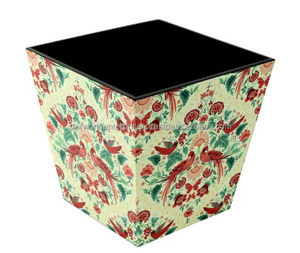 Un cubo de basura duradero y ecológico fabricado con madera MDF de alta calidad. Perfecto para uso en interiores en hogares, oficinas, - Product Image 4